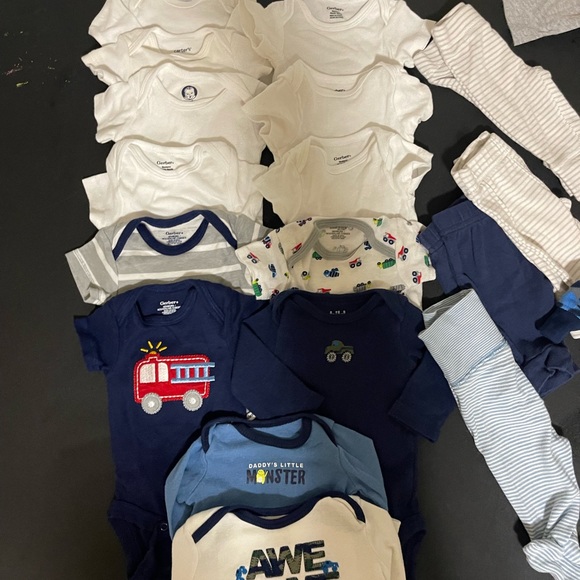Lot of Newborn Boy Clothes - Picture 2 of 5